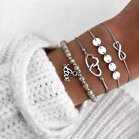 4er Set La-Vida mit feinen Armbändern mit Herzen und Love Anhängern