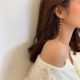 Produktbild: Deux clous d'oreilles avec perles blanches Boucles d'oreilles clous avec perles