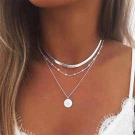 Produktbild: Silver-colored three-row necklace Giulina with medallion Silver-colored three-row necklace Giulina with medallion
