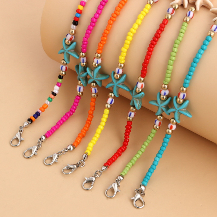 Colliers de plage avec coquillages et étoiles
