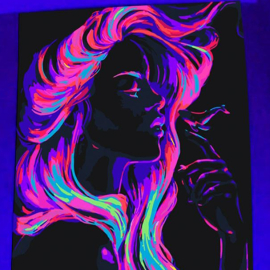 Produktbild: Tissu mural fluoré UV - tenture murale avec une femme Tissu mural fluoré UV avec une femme