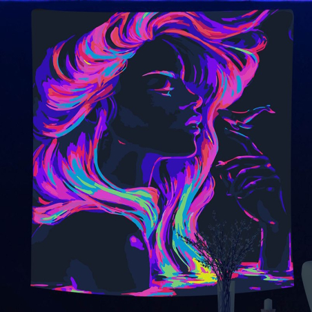 Fluoridierendes UV Wandtuch mit einer Frau