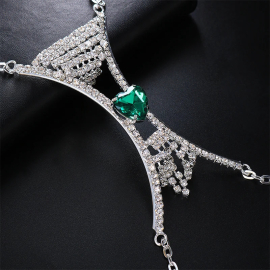 Produktbild: Verführerische silbrige Body-Kette Divina mit grünem Herz Anhänger Verführerische silbrige Body-Kette Divina mit grünem Herz Anhänger