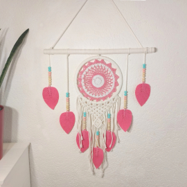 Produktbild: Grosser rosa Makramee Traumfänger Melita mit Sticknetz Grosser rosa Makramee Traumfänger Melita mit Sticknetz