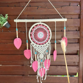 Produktbild: Grosser rosa Makramee Traumfänger Melita mit Sticknetz Grosser rosa Makramee Traumfänger Melita mit Sticknetz