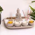 Piccolo giardino Zen con Buddha e candele a forma di fiore Piccolo giardino Zen con Buddha e candele a forma di fiore
