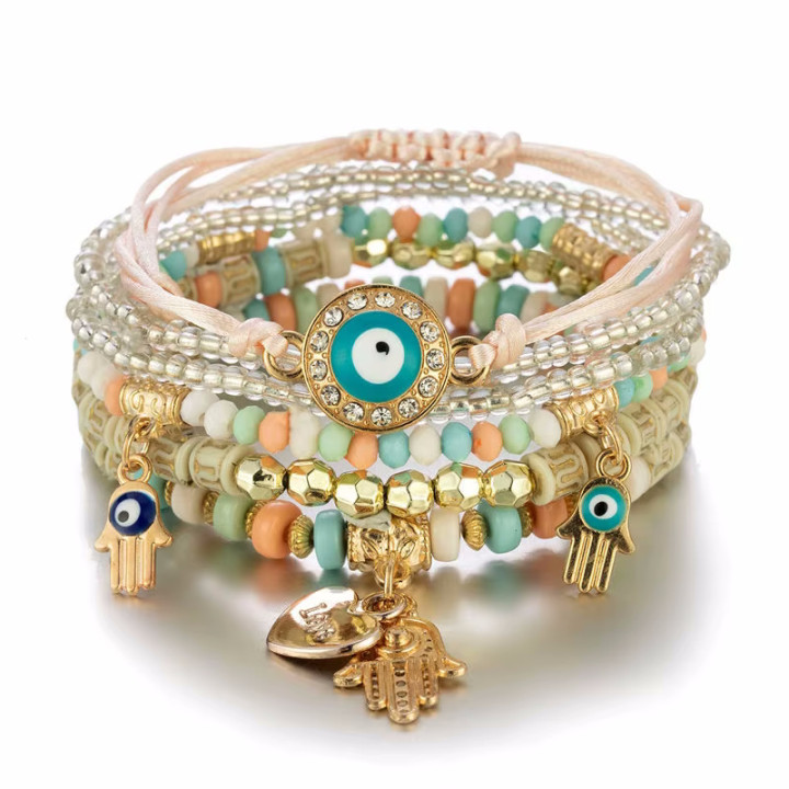 Set de 6 bracelets avec de nombreux pendentifs porte-bonheur