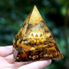 Pyramide orgonite avec œil de tigre et motif de lotus