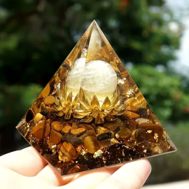Produktbild: Orgonitpyramide mit Tiger Auge und mit Lotusmuster Orgonitpyramide mit Tiger Auge und mit Lotusmuster