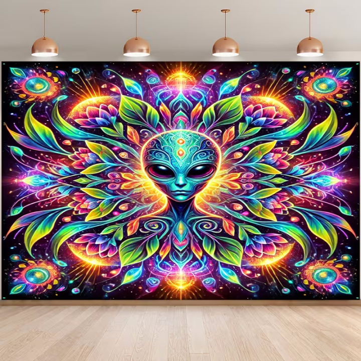 Psychedelisches Wandtuch – Leuchtendes Alien im kosmischen Neon-Stil