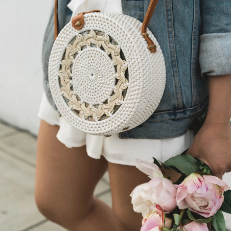 Sac bandoulière Bali rond en rotin Ata avec motif bohème blanc