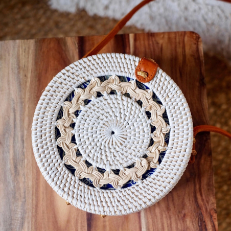 Runde Ata Rattan Bali Umhängetasche mit weissem Boho-Muster